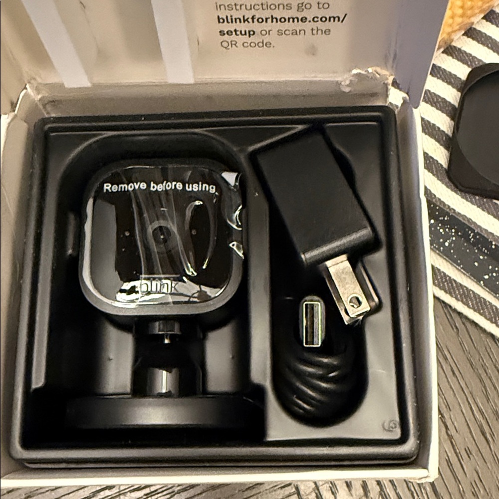 Brand new blink, mini indoor plug-in HD security camera - Picture 5 of 5